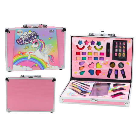 Skönhetssats i resväska med skuggor, penslar och rosa nagellack.