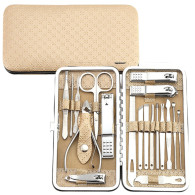 Manikyr- och pedikyrset i beige fodral med 20 delar