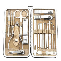 Manikyr- och pedikyrset i beige fodral med 20 delar