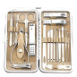 Manikyr- och pedikyrset i beige fodral med 20 delar