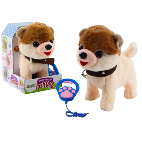 Interaktiv hund i koppel går dansar sjunger vit beige