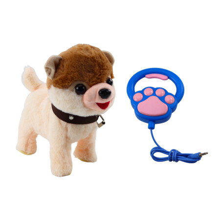 Interaktiv hund i koppel går dansar sjunger vit beige