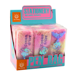 Pennfodral i plysch med sjöjungfrusvans, paljetter i rosa och lila.