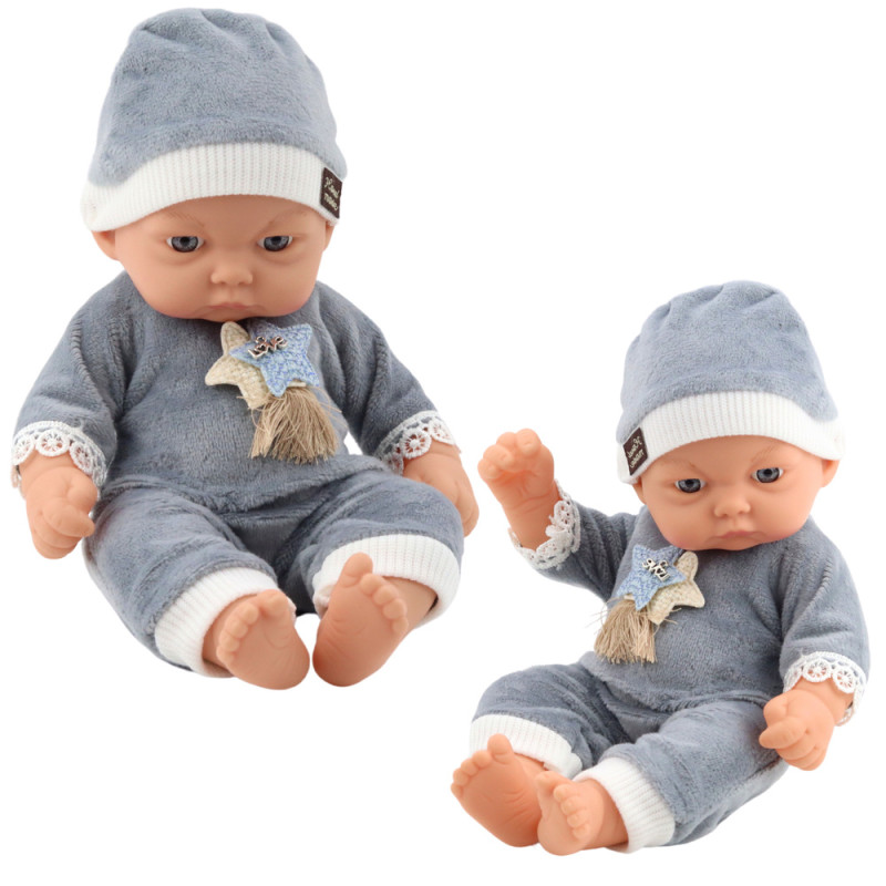 Docka Bobas i grå pyjamas med stjärnmönster och mössa