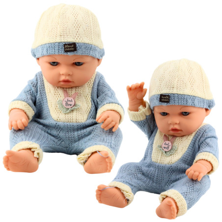 Docka i blå stickad klänning med mössa