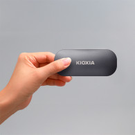 SSD KIOXIA Exceria Plus 500 GB USB 3.2 översättas till svenska som SSD KIOXIA Exceria Plus 500 GB USB 3.2.