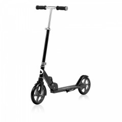 Svart hopfällbar sparkcykel.