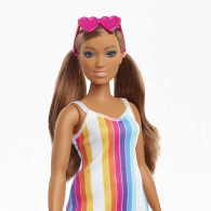 Barbiedockan älskar den latinska oceanen.