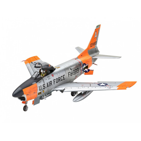 Modell av en plastflygplan f-86d dog sabre i skala 1:48.