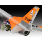 Modell av en plastflygplan f-86d dog sabre i skala 1:48.