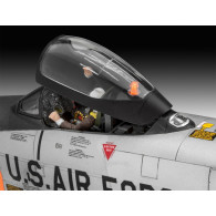 Modell av en plastflygplan f-86d dog sabre i skala 1:48.