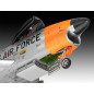 Modell av en plastflygplan f-86d dog sabre i skala 1:48.