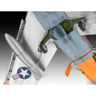 Modell av en plastflygplan f-86d dog sabre i skala 1:48.