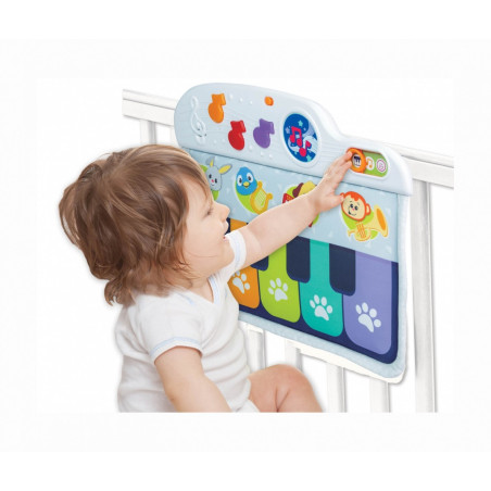 Pianot på sängens kant.