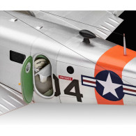 Modell av en plastflygplan Beechcraft Model 18 1:48