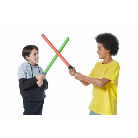 Krigarnas svärd lyser i en blandning av färger på kartongen.