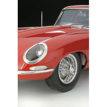 Modell av plastbil Jaguar E-type 18