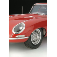 Modell av plastbil Jaguar E-type 18