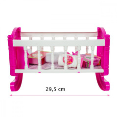 Dockan Julka med en vagga