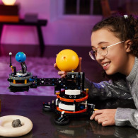 Klocki technic 42179 planeta ziemia i księżyc na orbicie