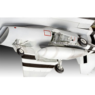 Modell av plastflygplan 50-årsjubileum f-16 falk 132