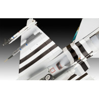 Modell av plastflygplan 50-årsjubileum f-16 falk 132