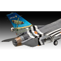 Modell av plastflygplan 50-årsjubileum f-16 falk 132
