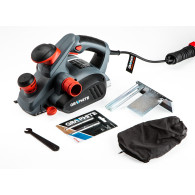 Hobel 850W, strupningsdjup 3 mm, strupningsbredd 82 mm.