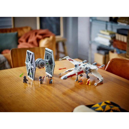 Leksaken Star Wars 75393 hybrid av TIE-fightern och X-wingen.