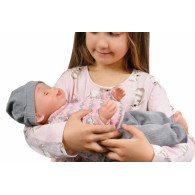 Dockan Natalia, en bebis som kissar, är 43 cm lång.