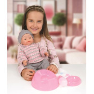 Dockan Natalia, en bebis som kissar, är 43 cm lång.