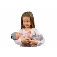 Dockan Natalia, en bebis som kissar, är 43 cm lång.