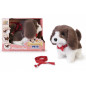 Liten vit-brun hund med koppel, 14 cm