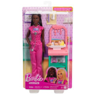 Barbiedocka med mörkt hår som är barnläkare.