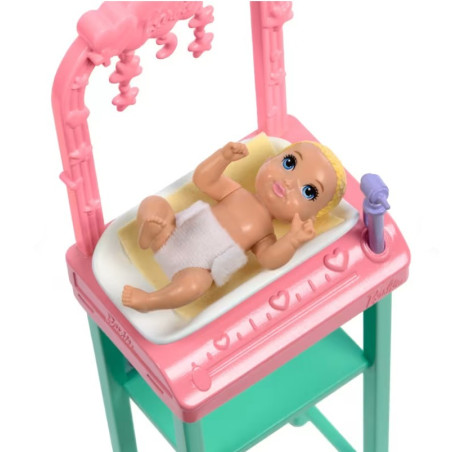 Barbiedocka med mörkt hår som är barnläkare.