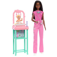 Barbiedocka med mörkt hår som är barnläkare.