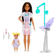 Barbie-dockan tandläkare med patient mörkt hår.