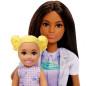 Barbie-dockan tandläkare med patient mörkt hår.