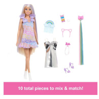 Barbiedockan leker med hår