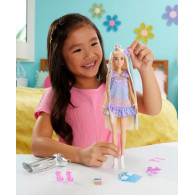 Barbiedockan leker med hår