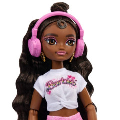 Barbie-dockan Dream Besties Brooklyn på rullskridskor