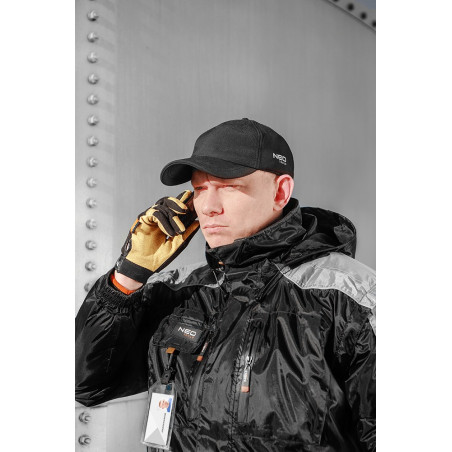 En arbetskeps med skärm