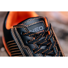 Arbetsskor i läder med stålhätta, storlek 40.