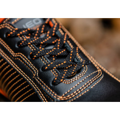 Arbetsskor i läder med stålhätta, storlek 44.