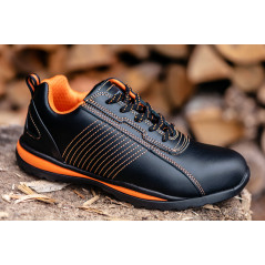 Arbetsskor i läder med stålhätta, storlek 46.