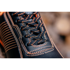 Arbetsskor i läder med stålhätta, storlek 47.