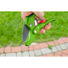 Trädgårdssax med smidda blad och ratt, skärkapacitet 20 mm.