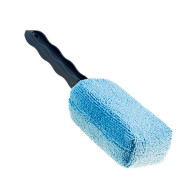 En svamp för att tvätta fälgar klädd med mikrofiber.