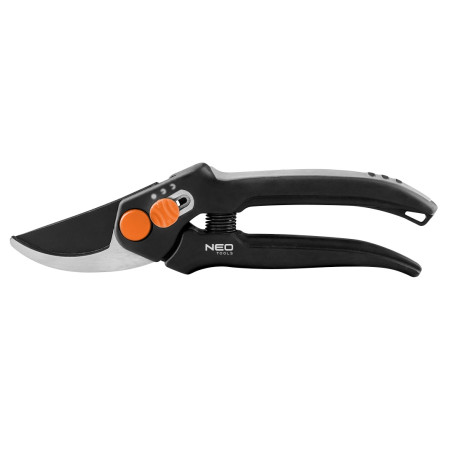 Sekatören har en by-pass på 185 mm, med en räckvidd upp till 15 mm och justerbar bredd.